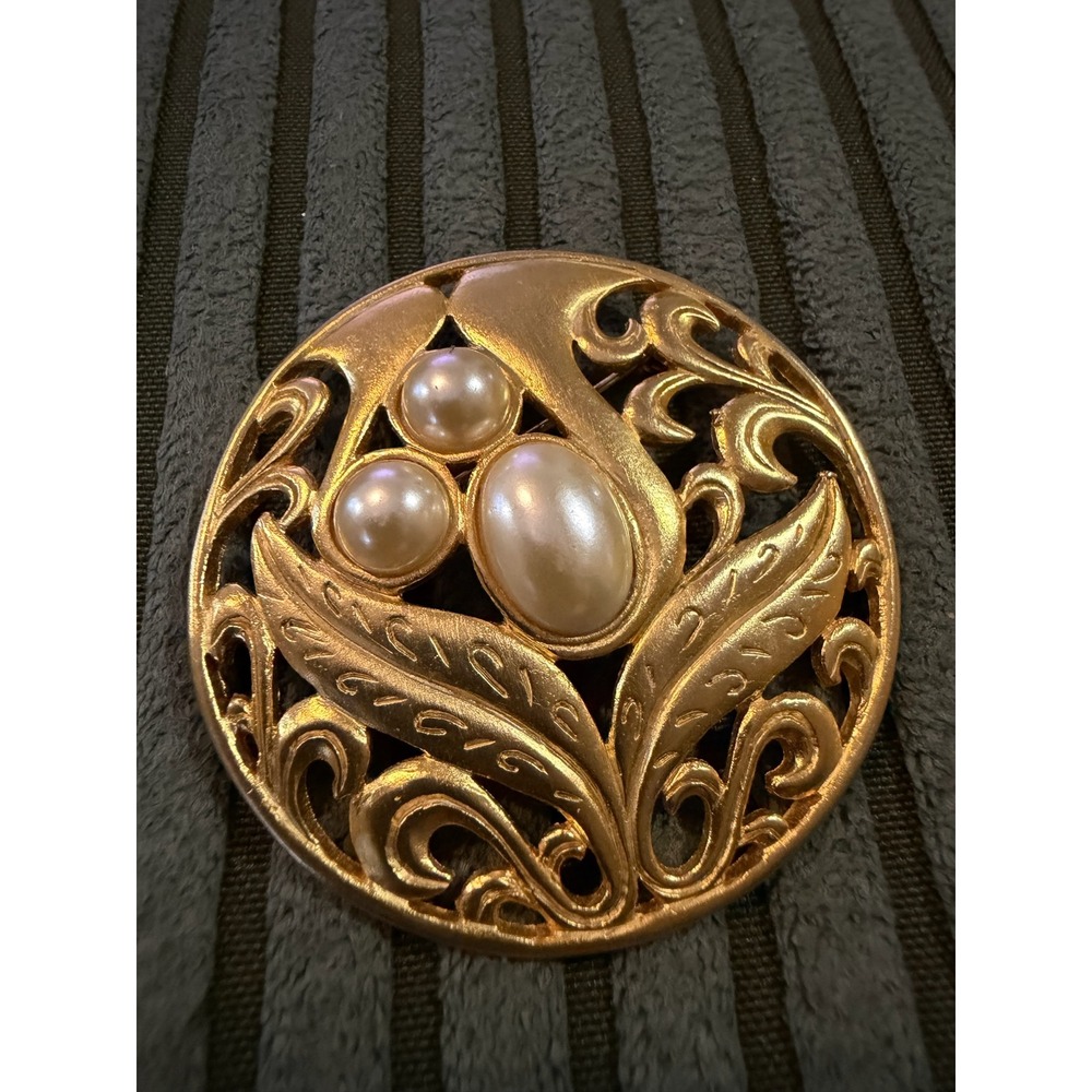 Venue Vintage Gold Tone Faux Pearl Leaf Openwork‎ Round Brooch Pin Made in USA